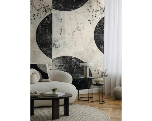 Wohnzimmer mit Sofa, Couchtisch und Tapete mit abstraktem Kreismuster.