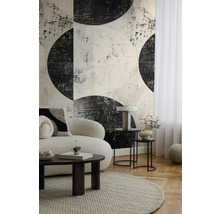 Wohnzimmer mit einer Couch, einem Teppich, Beistelltischen und einer gemusterten Tapete