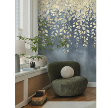 Dekoratives Interieur mit Sessel und floraler Tapete