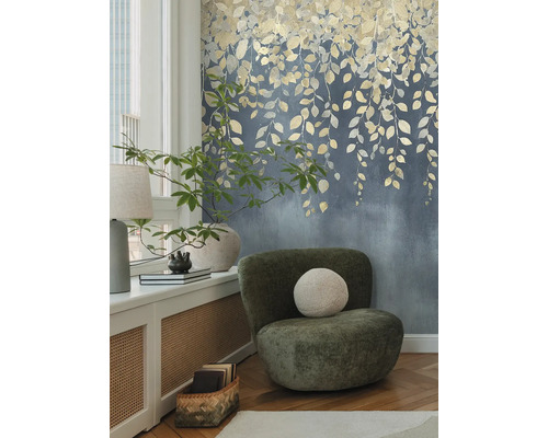 Dekoratives Interieur mit Sessel und floraler Tapete