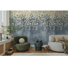 Wohnzimmer mit floraler Tapete, Sessel und Sofa