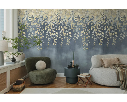 Wohnzimmer mit floraler Tapete, Sessel und Sofa