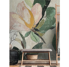 Wohnraum mit einer Wandtapete mit Blumendesign, einer Sitzbank und dekorativen Elementen.