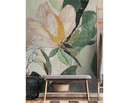 Wohnraum mit einer Wandtapete mit Blumendesign, einer Sitzbank und dekorativen Elementen.