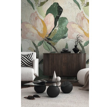 Wohnzimmer mit floraler Tapete, Sofa, Sideboard und Couchtisch