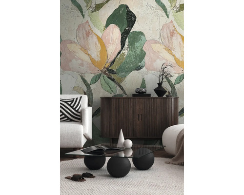 Wohnzimmer mit floraler Tapete, Sofa, Sideboard und Couchtisch