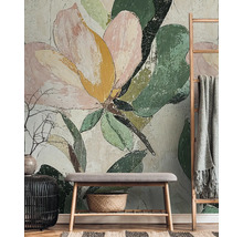 Dekoratives Zimmer mit einer Wandtapete mit Blumenmuster, einer Bank und einer Leiter