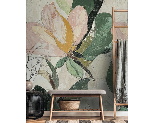 Dekoratives Zimmer mit einer Wandtapete mit Blumenmuster, einer Bank und einer Leiter