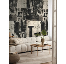 Wohnzimmer mit Sofa, Holztisch und Tapete mit Zeitungsdesign