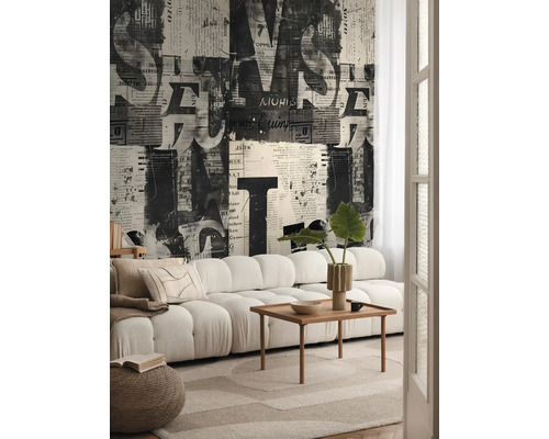 Wohnzimmer mit Sofa, Holztisch und Tapete mit Zeitungsdesign