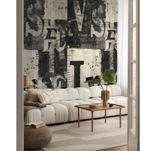 Wohnzimmer mit Sofa, Holztisch, Teppich und Tapete mit Zeitungsmuster