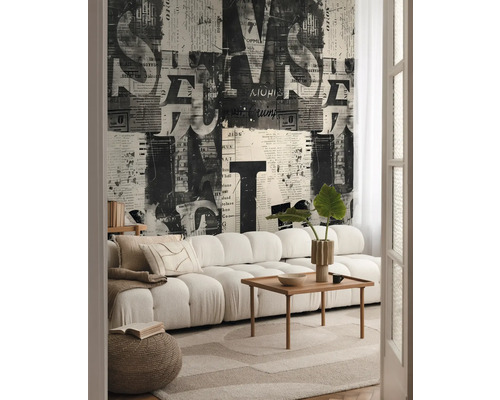 Wohnzimmer mit Sofa, Holztisch, Teppich und Tapete mit Zeitungsmuster
