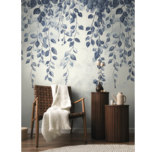 Dekorative Wand mit Blattmuster, Sessel mit Decke und Beistelltische im Wohnzimmer.