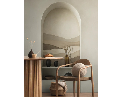 Innenraum mit einem Esstisch, einem Stuhl und einer Regalnische mit dekorativen Elementen.