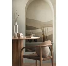 Einrichtungsidee mit Tisch, Stuhl und Dekoration für ein stilvolles Ambiente