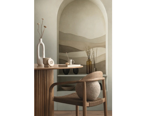 Einrichtungsidee mit Tisch, Stuhl und Dekoration für ein stilvolles Ambiente