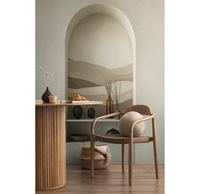 Helles Zimmer mit Esstisch, Holzstuhl und dekorativen Elementen auf einem Regal in einer Nische