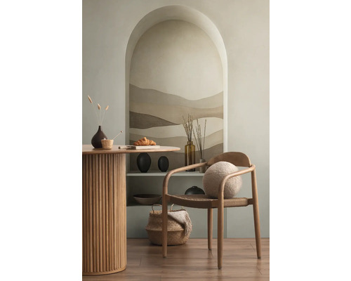 Helles Zimmer mit Esstisch, Holzstuhl und dekorativen Elementen auf einem Regal in einer Nische