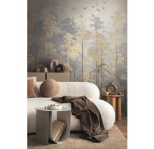 Wohnzimmer mit Tapete, die einen Wald mit fliegenden Vögeln darstellt, kombiniert mit einem Sofa und Beistelltischen.
