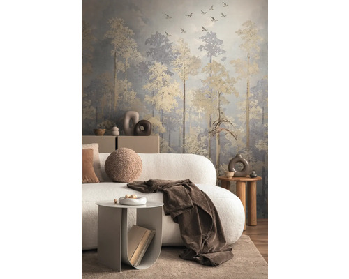 Wohnzimmer mit Tapete, die einen Wald mit fliegenden Vögeln darstellt, kombiniert mit einem Sofa und Beistelltischen.