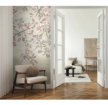 Wohnraum mit blumiger Fototapete, Sessel und geöffneter Tür