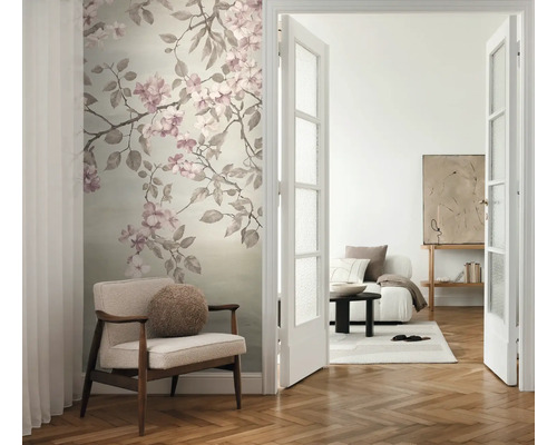 Wohnraum mit blumiger Fototapete, Sessel und geöffneter Tür