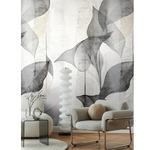 Szene mit Sessel, Beistelltisch und Tapete mit Blattmuster