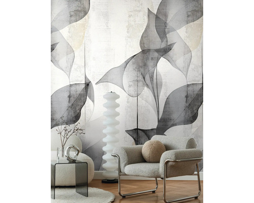 Szene mit Sessel, Beistelltisch und Tapete mit Blattmuster