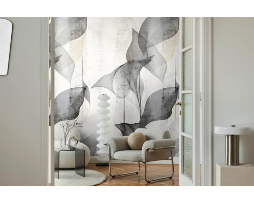 Wohnzimmer mit Blattmuster-Tapete, Sessel und Stehlampe