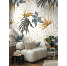 Wohnzimmer mit gemusterter Tapete mit Pflanzenmotiven, Sessel und Beistelltisch