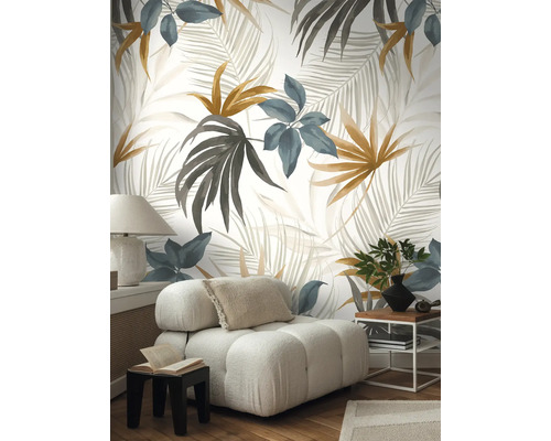 Wohnzimmer mit gemusterter Tapete mit Pflanzenmotiven, Sessel und Beistelltisch