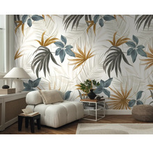 Wohnzimmer mit floraler Tapete, Sessel, Lampe und Beistelltisch