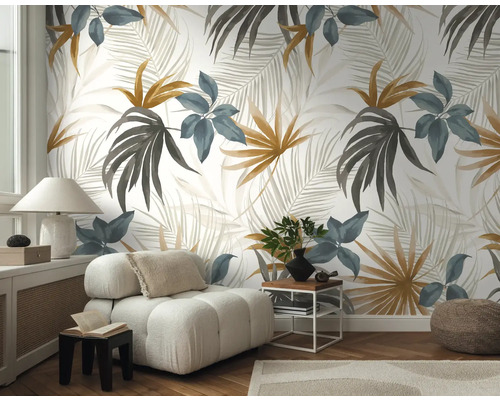 Wohnzimmer mit floraler Tapete, Sessel, Lampe und Beistelltisch