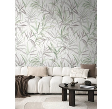 Wohnzimmer mit Sofa, Tisch und Tapete mit Pflanzenmuster