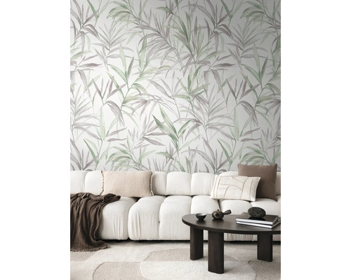 Wohnzimmer mit Sofa, Tisch und Tapete mit Pflanzenmuster