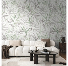 Wohnzimmer mit weißem Sofa und floraler Tapete