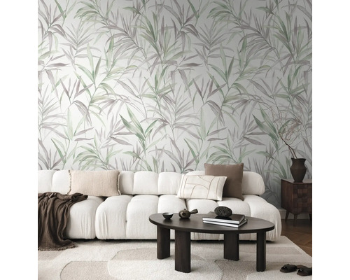 Wohnzimmer mit weißem Sofa und floraler Tapete