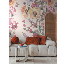 Wohnzimmer mit Sofa, Tisch, Kissen und floraler Tapete für eine gemütliche Atmosphäre