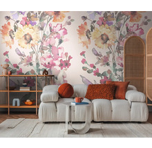 Wohnzimmer mit Sofa, Regal und blumiger Tapete für ein stilvolles Zuhause.