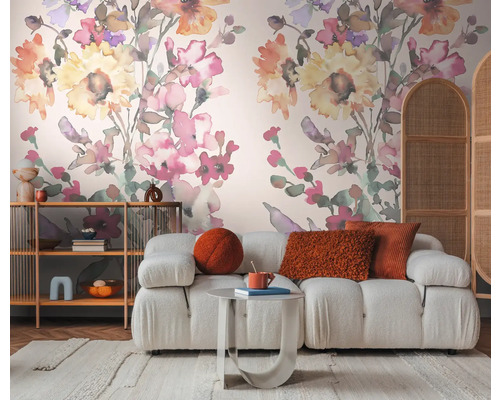 Wohnzimmer mit Sofa, Regal und blumiger Tapete für ein stilvolles Zuhause.