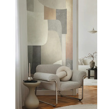 Wohnzimmer mit Sessel, Beistelltisch und geometrischer Tapete