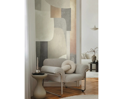 Wohnzimmer mit Sessel, Beistelltisch und geometrischer Tapete