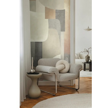 Wohnzimmer mit Sessel, Beistelltisch und abstrakter Wandkunst für eine stilvolle Einrichtung