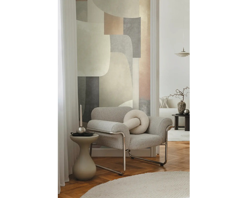 Wohnzimmer mit Sessel, Beistelltisch und abstrakter Wandkunst für eine stilvolle Einrichtung