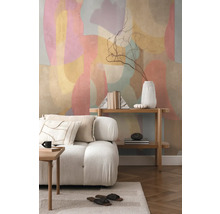 Helle, moderne Inneneinrichtung mit Sofa, Regal und abstrakter Wandkunst