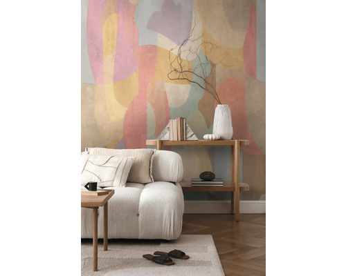 Helle, moderne Inneneinrichtung mit Sofa, Regal und abstrakter Wandkunst