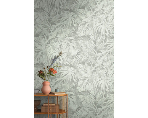 Tapete mit tropischem Pflanzenmuster an der Wand