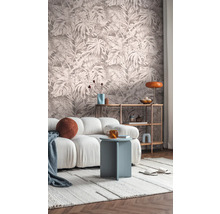 Wohnzimmer mit gemusterter Tapete, Sofa, Beistelltisch und Regal