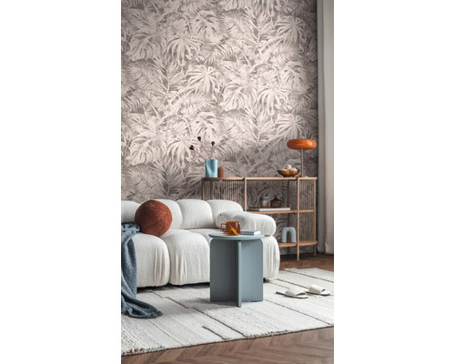 Wohnzimmer mit gemusterter Tapete, Sofa, Beistelltisch und Regal