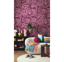 Dekoratives Wohnzimmer mit gemusterter Tapete, Sofa und Beistelltisch.